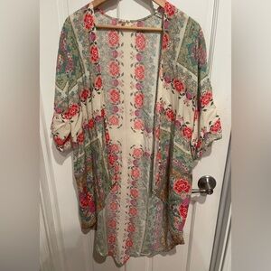 En Crème Floral Kimono with Red and Green Accents Size M. So Pretty and Flowy!